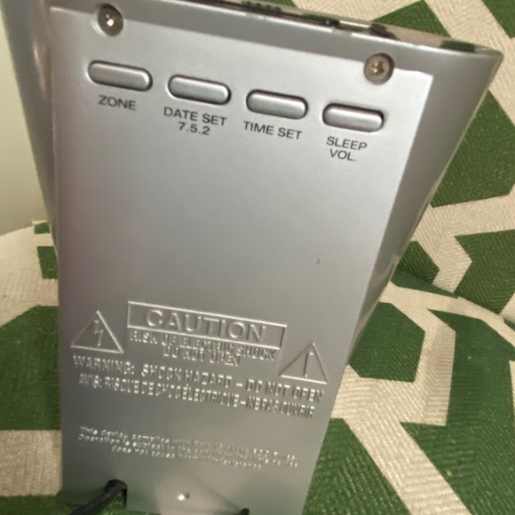 Timex alarm clock radio; am/fm; electric, battery option - Picture 7 of 8